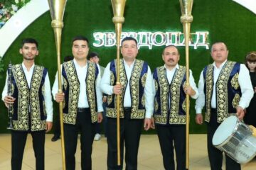 alt="узбекские музыканты"